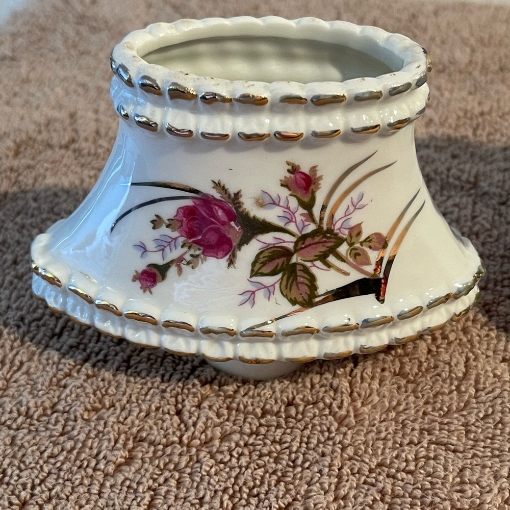 Vintage Small Porcelain Oil Lamp with a Floral Design - Picture 3 of 11